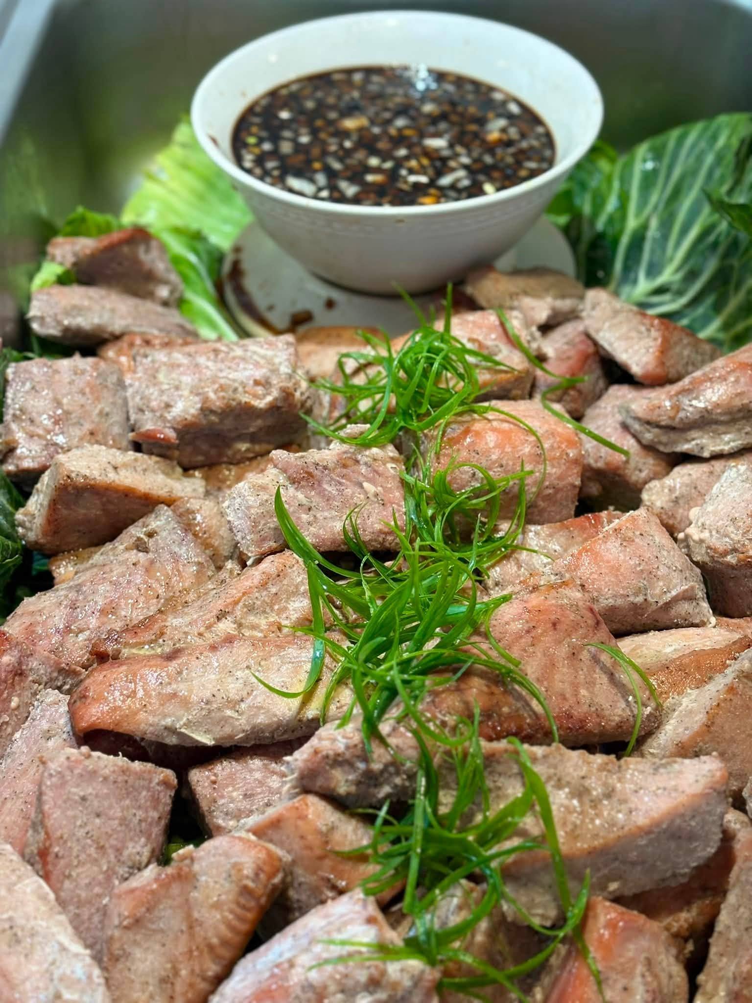 Grilled chunks garnished with spring onion, served with a soy and garlic dipping sauce